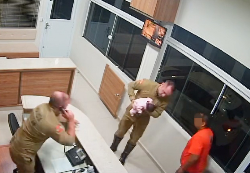 Policial rodoviário salva vida de bebê engasgada com leite materno 