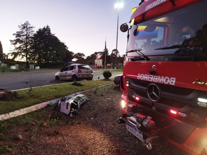 Jovem fica ferido após saída de pista e colisão no trevo de Zortéa