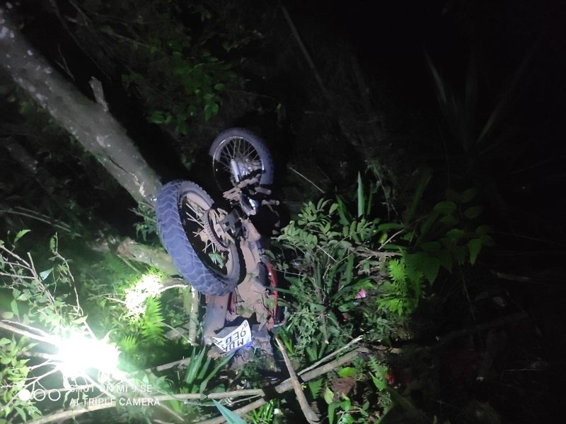 Queda de moto em barranco deixa dois jovens feridos na SC-150