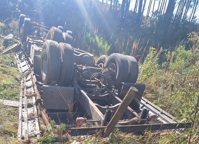 Motorista morre após capotamento de caminhão no Meio-Oeste
