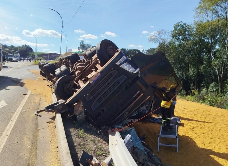 Mulher morre soterrada por carga após carreta capotar na BR-282