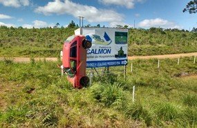 Façanha: motorista “crava” veículo no chão após sair da pista