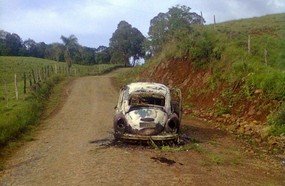 Fusca pega fogo no interior de Erval velho