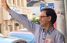 Candidato Armindo Haro Neto vota no bairro Menino Deus