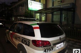 Taradão tenta agarrar mulher e é preso andando seminu