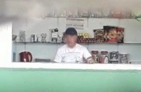 Comerciante é flagrado supostamente se masturbando