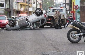 Mulher passa mal ao volante e capota veículo em Herval