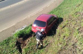 Carro com placas adulteradas sai da pista após perseguição policial