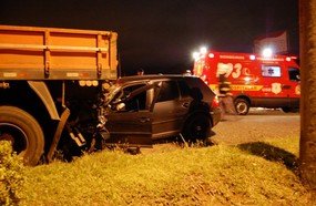 Jovem fica ferido ao bater em carreta estacionada