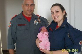 Bombeiros realizam parto em residência