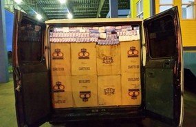 PRF apreende veículo com 10 mil carteiras de cigarros