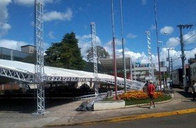 Começa a montagem da estrutura do Carnaval