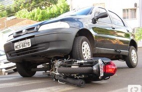 Motocicleta vai parar debaixo de automóvel em Herval