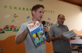 Ato simbólico: educação entrega material didático aos alunos