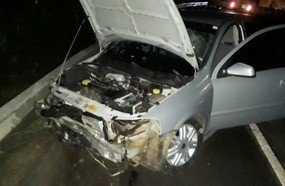 Condutor fica ferido ao colidir veículo contra defensa metálica