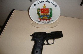 Rapaz tenta assaltar estabelecimento comercial com arma de brinquedo e se dá mal