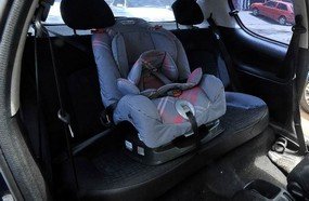 Bebê de 10 meses morre após ser esquecido dentro de carro