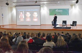 Acadêmicos participam de palestras sobre tratamentos e técnicas em Ortodontia