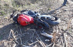 Motociclista perde a vida ao colidir em cerca de arame farpado