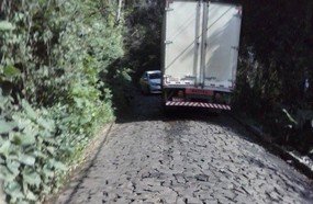 Caminhões são flagrados trafegando pela Augusto Arbugeri