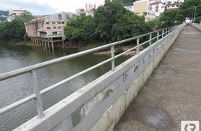 Menores se jogam no rio da passarela Atílio Pagnoncelli
