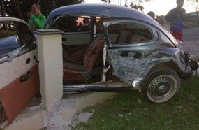 Motorista foge após jogar Fusca pra fora da pista