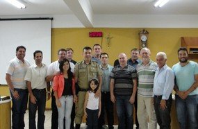Policiais são homenageados por salvar mulher que tentou suicídio