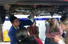 Mulheres participam de curso sobre mecânica básica