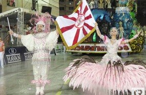 Acadêmicos do Grande Vale desfile debaixo de chuva