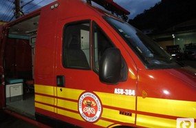 Motorista abandona carona ferido após colidir em árvore