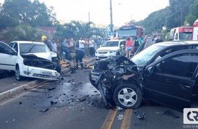Radialista fica ferido em colisão frontal na Caetano Branco