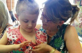 Mãe consegue direito de cumprir metade da carga horária para cuidar da filha autista