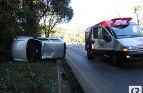 Veículo tenta ultrapassagem e causa acidente em Erval Velho
