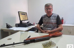 Marido apanha de esposa após ameaçá-la com arma