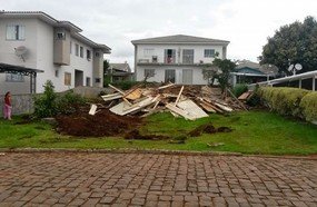 Mulher manda demolir casa do avô deixando senhora desabrigada