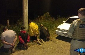 Indivíduos são detidos com arma, droga e munições