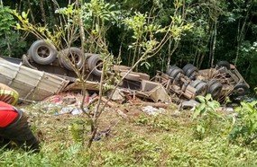 Carreta carregada despenca em ribanceira na BR-153