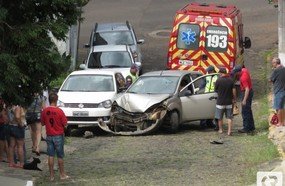 Motorista fica sem freio, atinge portão e veículo estacionado