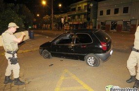 Polícia Militar atira em pneus para abordar homem armado