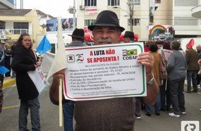 Aposentados promovem manifesto em frente ao INSS