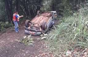 Veículo de Funerária de Joaçaba capota após velório em Concórdia
