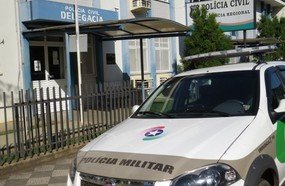 Homem é preso após oferecer cachaça e desacatar policiais