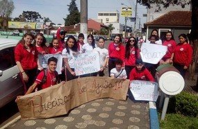 Alunos de escola saqueada cobram providências do secretário regional