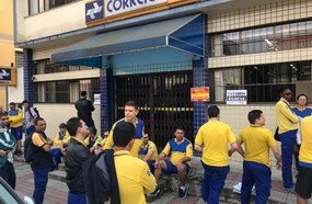Funcionários dos Correios suspendem paralisação
