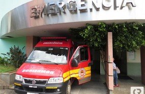 Agricultor tem a perna perfurada por equipamento em aviário