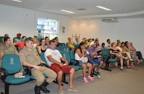 Famílias terão que deixar área atingida por deslizamento
