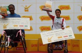 Aline Rocha vence homens e mulheres na prova 10 Milhas da Garoto
