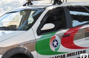 Elemento tenta abordar veículos com facão nas mãos