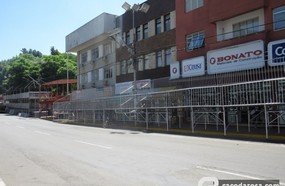 Começa a montagem de arquibancadas e camarotes na Avenida