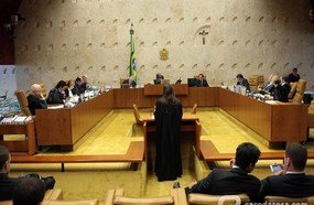 Aposentados podem pedir revisão para renda mais benéfica, decide STF